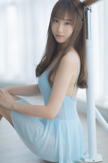 几男含着她两个硕大的乳
